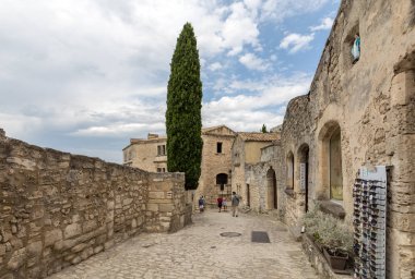  Les Baux de Provence, Fransa - 26 Haziran 2017: les Baux ortaçağ köyü sokak. Les Baux şimdi tamamen turizme, Fransa en güzel köylerinden olarak ün dayanarak verilir
