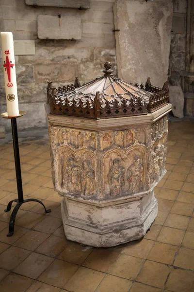 フランストロワ 2018年8月31日 フランスのトロワにある13世紀のゴシック様式の教会 バジリーク ウルバンの石の洗礼フォント — ストック写真