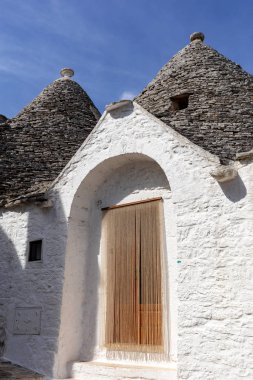 İtalya, Alberobello 'daki Trulli köyü. Yapım tarzı İtalya 'nın Apulia bölgesindeki Murge bölgesine özgüdür (İtalyan Puglia bölgesinde). Kireç taşı ve temel taştan yapılmış..