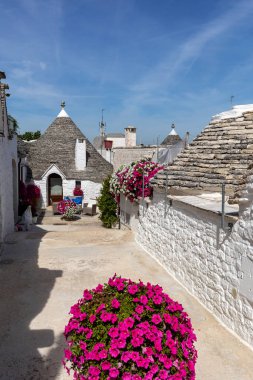 İtalya, Alberobello 'daki Trulli köyü. Yapım tarzı İtalya 'nın Apulia bölgesindeki Murge bölgesine özgüdür (İtalyan Puglia bölgesinde). Kireç taşı ve temel taştan yapılmış..