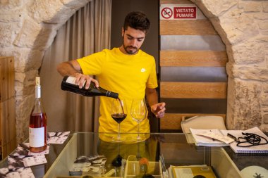 Alberobello, İtalya - 16 Eylül 2019: Alberobello, Puglia, İtalya 'da bulunan bir şarap dükkanının içi