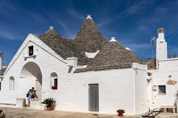 意大利阿尔韦诺比洛 2019年9月16日 意大利阿尔韦诺比洛的Trulli村 建筑风格是意大利阿普利亚地区 意大利语Puglia 的Murge地区特有的 石灰石及基岩制成 — 图库照片