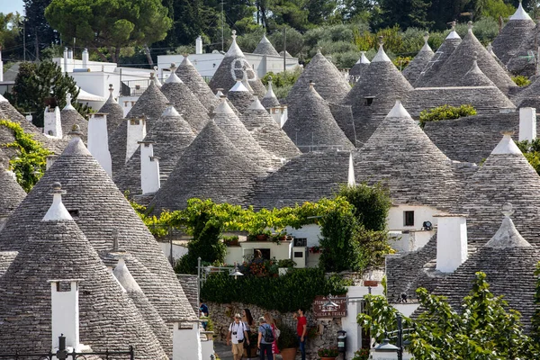 Alberobello, İtalya - 16 Eylül 2019: Trulli köyünde geleneksel beyaz evler. Alberobello, İtalya. Yapım tarzı İtalya 'nın Apulia bölgesindeki Murge bölgesine özgüdür (İtalyan Puglia bölgesinde). Kireç taşı ve temel taştan yapılmış..