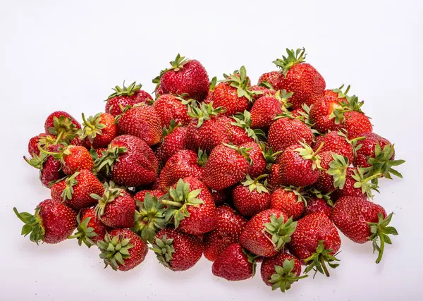 Frische Reife Erdbeeren Isoliert Auf Weißem Hintergrund — Stockfoto