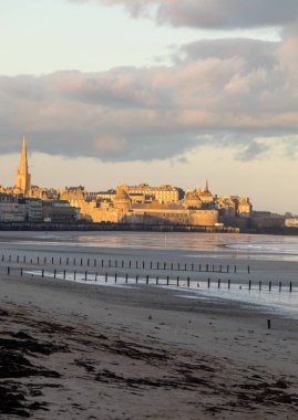 Plage du Sillon 'daki sabah ışığı ve duvarlarla çevrili şehir. Saint Malo, Fransa, Ille et Vilaine, Emerald Sahili