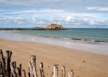 Saint Malo Brittany, Fransa 'daki Fort National ve plaj manzarası