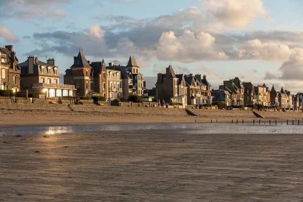 Malo Francja Września 2018 Plaża Wieczornym Słońcu Budynki Wzdłuż Nadmorskiej — Zdjęcie stockowe