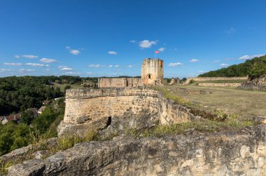 Dordogne Vadisi, Aquitaine, Fransa 'daki Carlux kalesinin kalıntıları. 