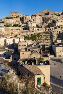 Sassi di Matera 'nın manzarası. Matera şehrinin tarihi bir bölgesidir. Eski mağara evleri ile ünlüdür. Basilicata. İtalya