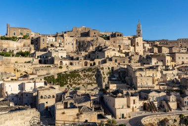 Sassi di Matera 'nın manzarası. Matera şehrinin tarihi bir bölgesidir. Eski mağara evleri ile ünlüdür. Basilicata. İtalya