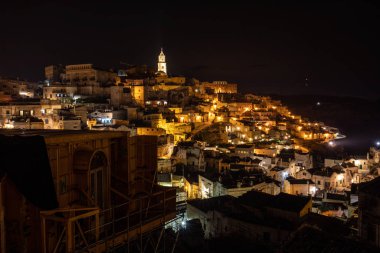 Matera 'lı Sassi' nin gece manzarası. Eski mağara evleri ile tanınır. Basilicata. İtalya