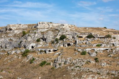 Gravina nehir kanyonu manzarası ve Matera Rupestrian Kiliseleri parkı, antik Matera (Sassi), Basilicata, İtalya yakınlarındaki di Murgia Timone mağaralarında evler.