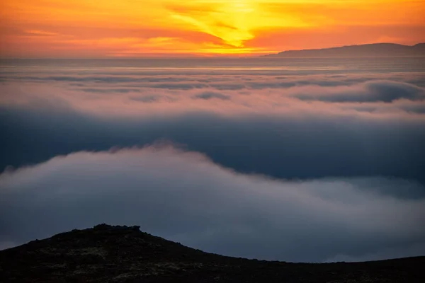 Мечтательный Туманный Пейзаж Над Морем Облаков Горы Закате Исландии — стоковое фото