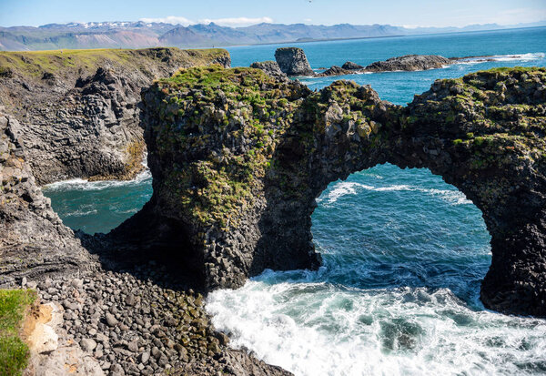 Gatklettur - Arch Rock - скала с естественной аркой недалеко от Арнарстапи, Snaefellsnes, Исландия
