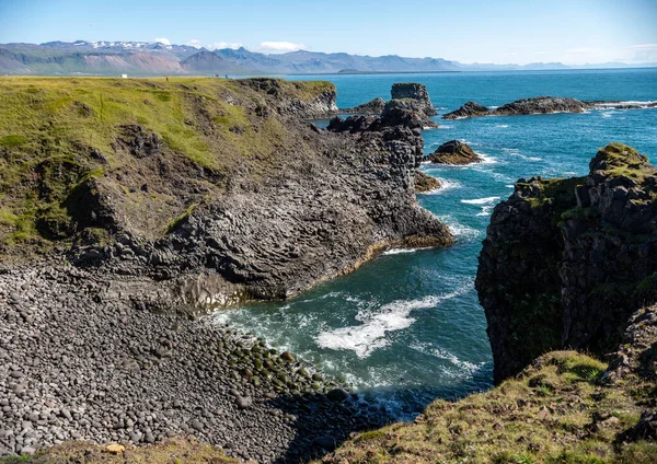 冰岛西部Snaefellsnes的Arnarstapi和Hellnar之间的悬崖 — 图库照片