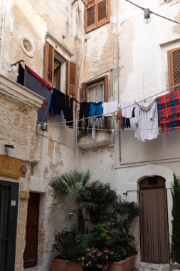 Polignano a Mare; İtalya - 17 Eylül 2019: Büyüleyici sahil kenti Polignano al Mare 'de çamaşır kurutma