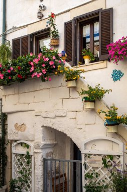 Polignano a Mare, İtalya - 17 Eylül 2019: Büyüleyici ve romantik tarihi şehir Polignano a Mare, Apulia, Güney İtalya