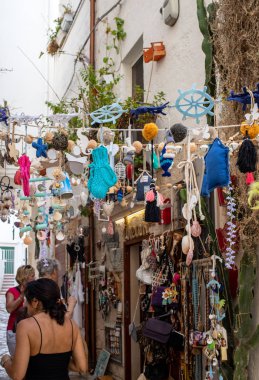 Polignano a Mare, İtalya - 17 Eylül 2019: Polignano a Mare 'de el yapımı hediyelik eşya sergisi. Apulia, Bari ili, İtalya,