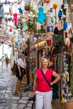 Polignano a Mare, İtalya - 17 Eylül 2019: Polignano a Mare 'de el yapımı hediyelik eşya sergisi. Apulia, Bari ili, İtalya,
