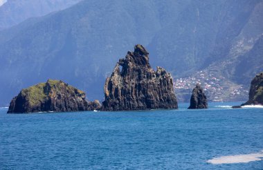 Madeira Adası, Porto Moniz 'deki sahil şeridi. Portekiz