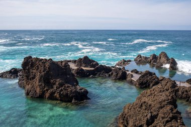 Madeira Adası, Porto Moniz 'deki sahil şeridi. Portekiz