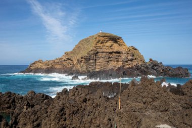 Madeira Adası, Porto Moniz 'deki sahil şeridi. Portekiz