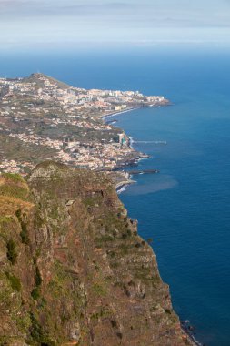 Portekiz, Madeira Adası 'ndaki Cabo Girao' dan Avrupa 'nın en yüksek uçurumuna bakın.