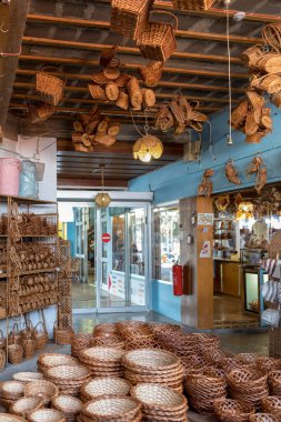 Camacha, Madeira, Portekiz - 19 Nisan 2018: Hasır sepetleri satış Camacha Madeira Adası üzerinde bir fabrika dükkanda. Portekiz