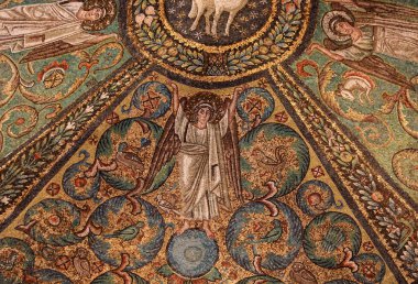 Ravenna, İtalya - 11 Eylül 2019: Erken dönem Hıristiyan Bizans sanat ve mimarisinin önemli örneklerine sahip San Vitale Bazilikası 'nın içi. Ortasında 