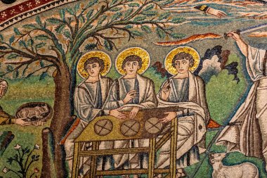 Ravenna, İtalya - 11 Eylül 2019: Erken dönem Hıristiyan Bizans sanat ve mimarisinin önemli örneklerine sahip San Vitale Bazilikası 'nın içi. Ravenna. İtalya
