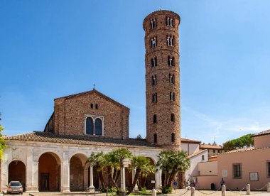Ravenna, İtalya - 11 Eylül 2019: Ravenna, İtalya 'da St Apollinare Nuovo Bazilikası