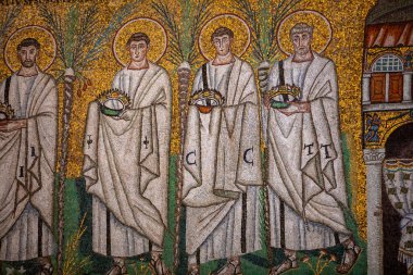 Ravenna, İtalya - 11 Eylül 2019: İtalya 'nın Ravenna kentindeki St Apollinare Nuovo Bazilikası' nın yan duvarında mozaikler