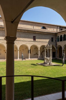 Ravenna, İtalya - 11 Eylül 2019: İtalya 'nın Ravenna kentindeki Dante' s Tomb ve San Francisco Bazilikası yakınlarındaki eski Fransisken keşiş manastırının sütunları, kemerleri ve yeşil çimleriyle donatılmış avlu