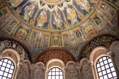 Ravenna, İtalya - 11 Eylül 2019: Ravenna 'daki Neon Vaftizhanesi' nin tavan mozaiği. İtalya