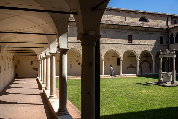 意大利拉文纳 2019年9月11日 在意大利拉文纳的圣弗朗西斯科的但丁墓和大教堂附近 有装饰过的柱子 拱门和绿色草坪的老方济各会修士修道院 — 图库照片