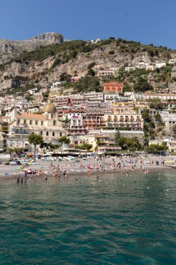 Positano, İtalya - 13 Haziran 2017: İnsanlar güneşli bir günde Positano plajda Amalfi Coast bölgesinde Campania, İtalya dinlenme 