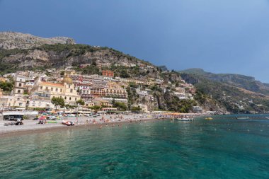 Positano, İtalya - 13 Haziran 2017: İnsanlar güneşli bir günde Positano plajda Amalfi Coast bölgesinde Campania, İtalya dinlenme 