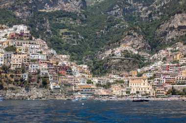 Positano, İtalya - 13 Haziran 2017: Küçük kasaba, Positano, çok sayıda harika renkler ve evlerden, Campania, İtalya Amalfi Sahili boyunca.