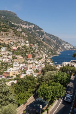 Positano, İtalya - 12 Haziran 2017: Panorama Positano hill, Campania, İtalya tırmanma evleriyle 