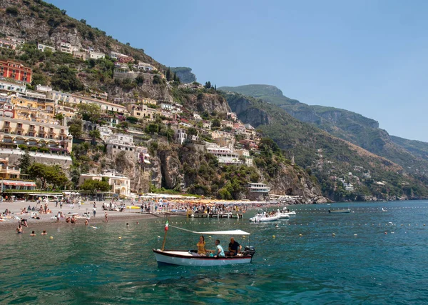 Positano Itália Junho 2017 Pessoas Descansam Dia Ensolarado Praia Positano — Fotografia de Stock