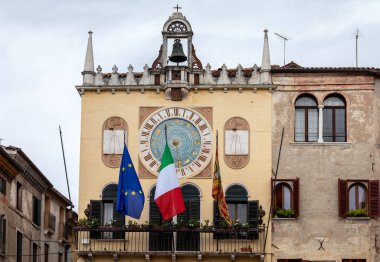 Bassano del Grappa, İtalya - 6 Eylül 2019: Bassano del Grappa 'da Piazza Liberta (Özgürlük Meydanı). İtalya