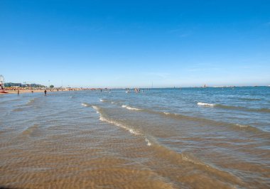 Cesenatico, Emilia Romagna, İtalya - 13 Eylül 2019: İnsanlar güneşli bir günde Cesenatico, İtalya 'da dinleniyorlar