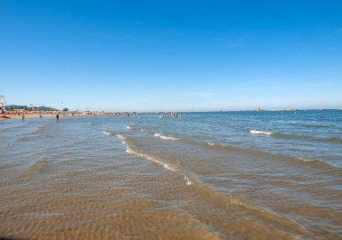 Cesenatico, Emilia Romagna, İtalya - 13 Eylül 2019: İnsanlar güneşli bir günde Cesenatico, İtalya 'da dinleniyorlar