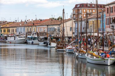 Cesenatico, Emilia Romagna, İtalya - 8 Eylül 2019: Leonardo da Vinci ve Adriyatik kıyılarındaki eski Cesenatico kasabası tarafından tasarlanan liman kanalı 