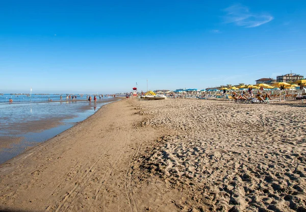 意大利 埃米莉亚 罗马娜 Cesenatico 人们在意大利 Cesenatico海滩上度过了一个阳光灿烂的一天 — 图库照片