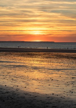 Saint Malo, Brittany, Fransa sahilinden gün batımı manzarası