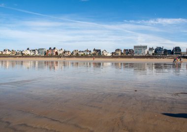 St. Malo, Fransa - 16 Eylül 2018: akşam güneşinde plaj ve Saint Malo 'da deniz kenarı boyunca binalar. Britanya, Fransa