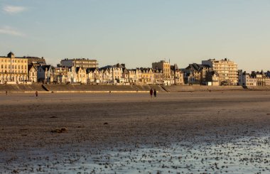 St. Malo, Fransa - 16 Eylül 2018: akşam güneşinde plaj ve Saint Malo 'da deniz kenarı boyunca binalar. Britanya, Fransa