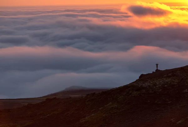 Silueta Muže Hřebeni Nad Mořem Mraků Zamlžené Hory Při Západu — Stock fotografie