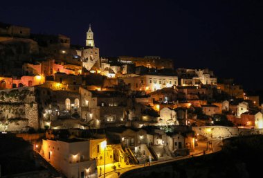 Matera, İtalya - 17 Eylül 2019: Matera Sassisinin gece manzarası Matera şehrinde antik mağara evleri ile tanınan tarihi bir bölge. Basilicata. İtalya
